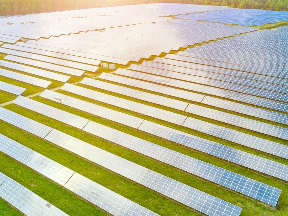Zračni snimak velike solarne elektrane