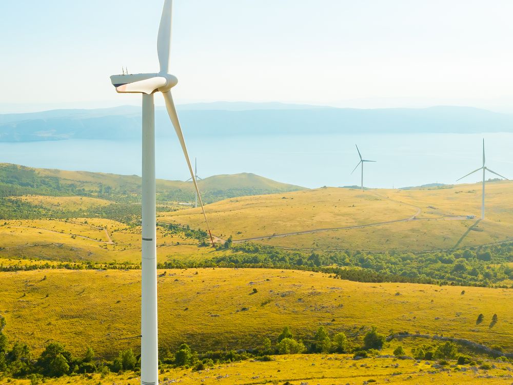 Vjetroturbine na krškom platou iznad mora